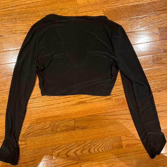 low cut flowy satiny black crop top - Picture 2 of 2